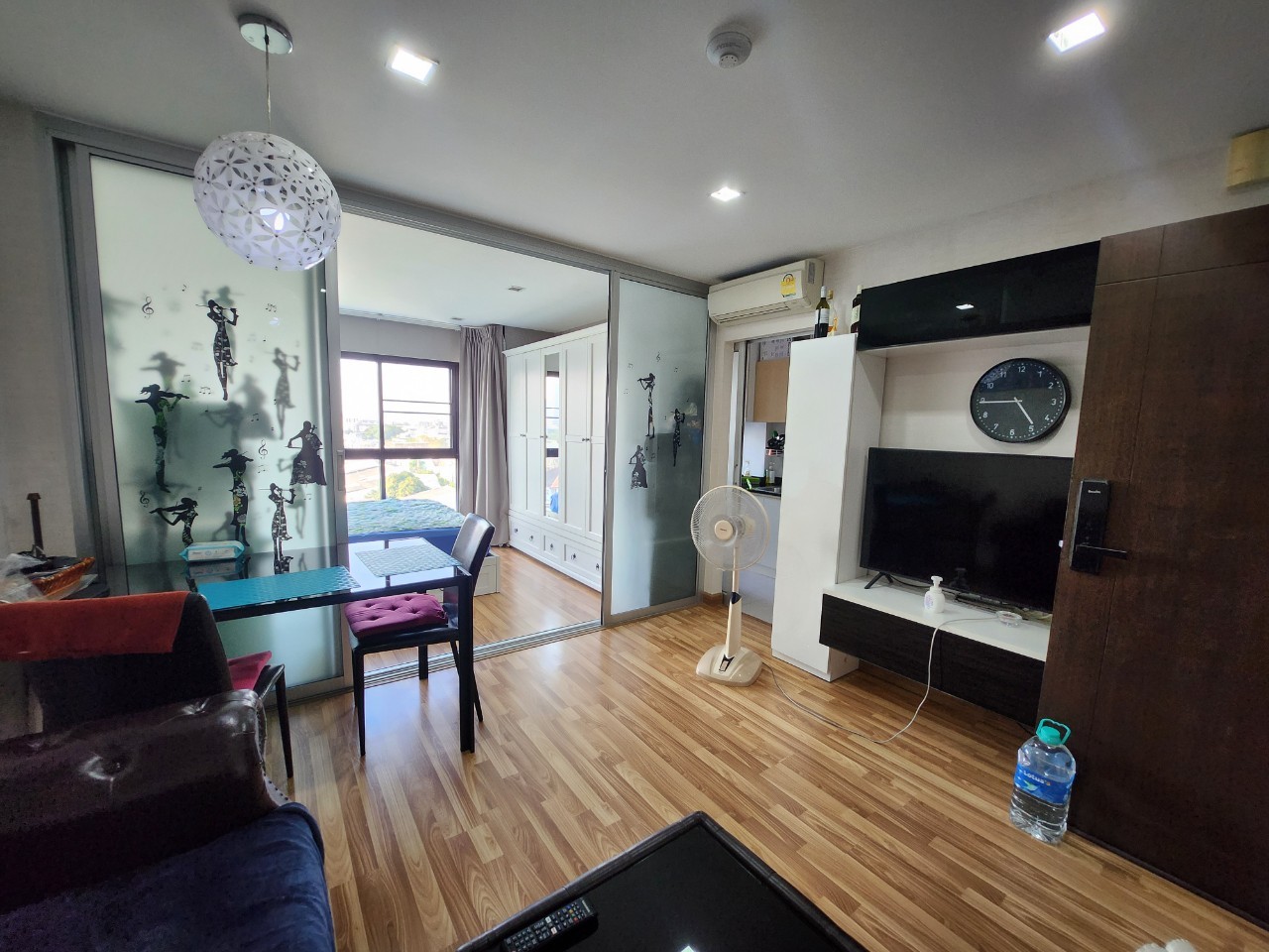 ขายคอนโด The Green Condo 3 เดอะ กรีน คอนโด 3 เฟส : 3 ชั้น: 7 แบบ 1 ห้องนอน 1 ห้องน้ำ 1 ห้องนั่งเล่นและ 1 ห้องครัว ขนาด 31.5 ตารางเมตร