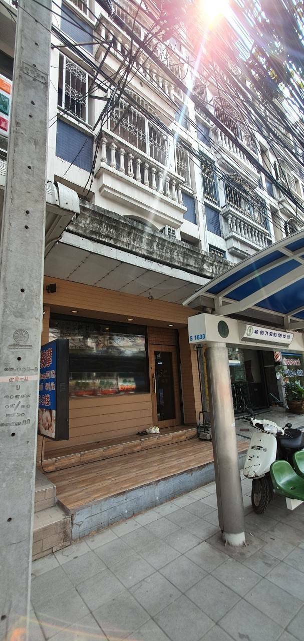 ขาย / เช่า ตึกแถว ตกแต่งแล้วบางส่วน เลขที่ 2272/2 สูง 6 ชั้น 5 นอน 5 น้ำ 300 ตร.ม ติดถนนใหญ่รามคำแหง 42