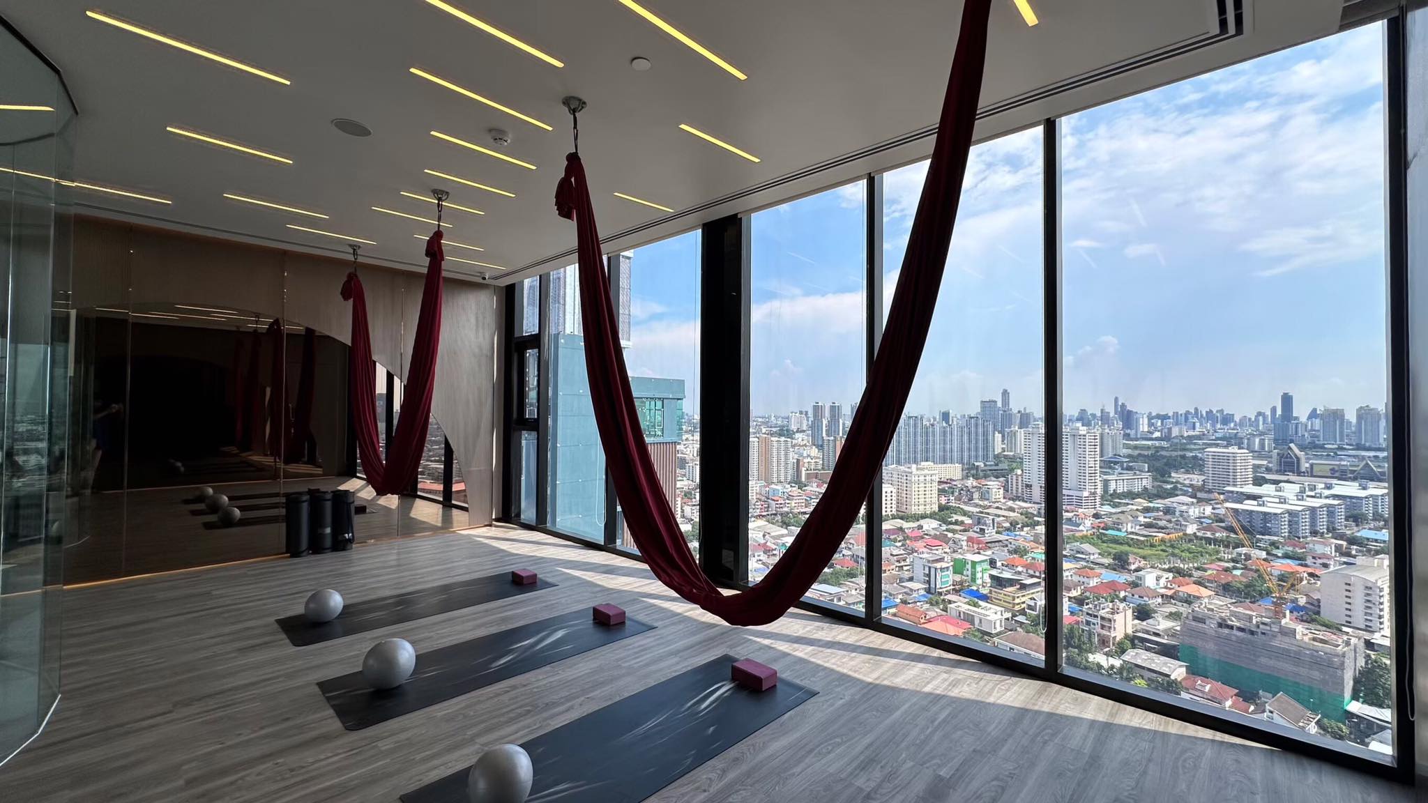 🔥 ห้ามพลาด! ให้เช่า SOHO Bangkok Ratchada คอนโดหรูสไตล์มูจิ ห้อง Duo 2 ชั้น วิวสวย ใกล้ MRT ห้วยขวาง เพียง 200 ม.! 🔥