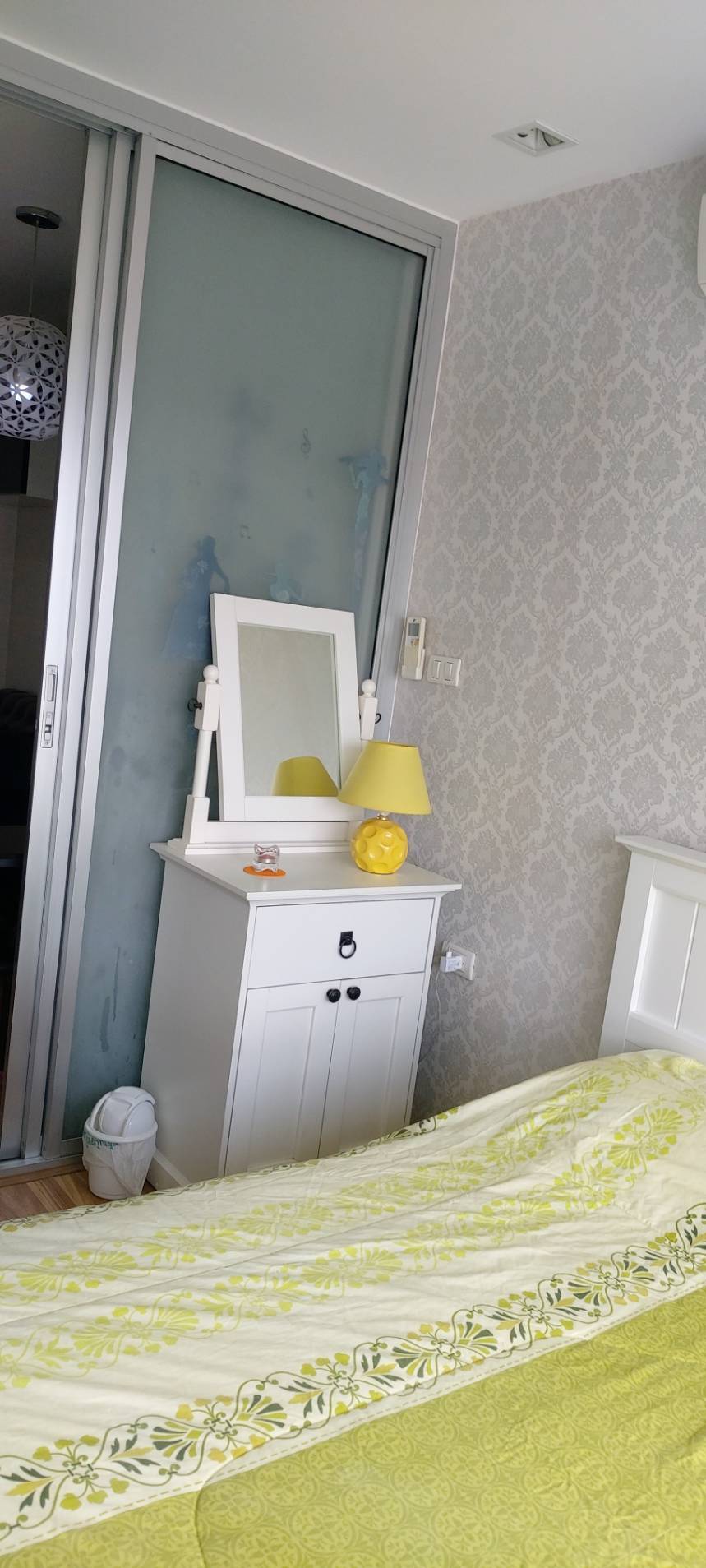 ขายคอนโด The Green Condo 3 เดอะ กรีน คอนโด 3 เฟส : 3 ชั้น: 7 แบบ 1 ห้องนอน 1 ห้องน้ำ 1 ห้องนั่งเล่นและ 1 ห้องครัว ขนาด 31.5 ตารางเมตร