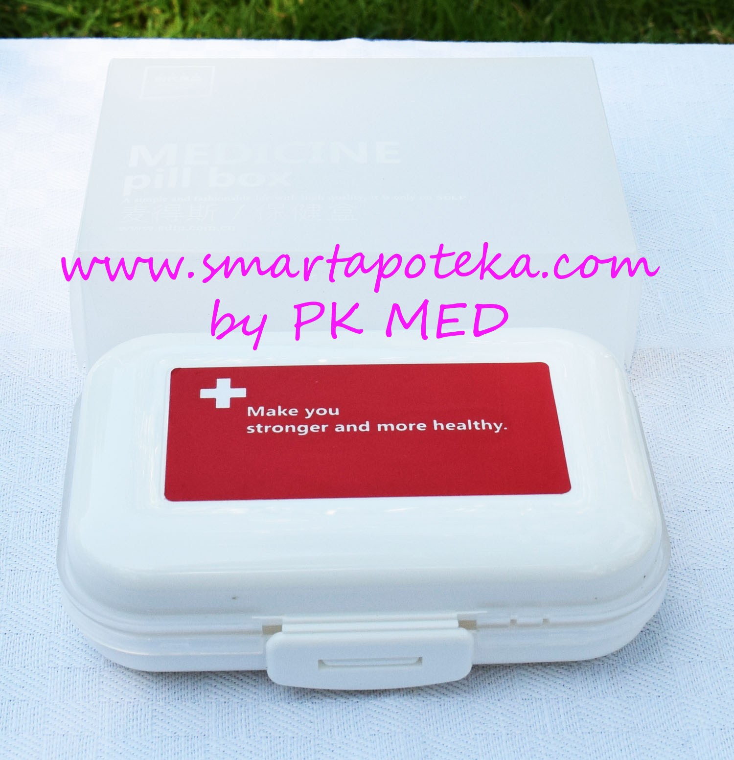 PK MED กล่องใส่ยาสามัญประจำบ้าน Size "S" (น้ำเงิน) + ตลับใส่เม็ดยา smile candy (สีชมพู) + ตลับใส่เม็ดยาพยาบาล (สีขาว/แดง) + ที่ตัดเม็ดยา (สีเขียว/น้ำเงิน)
