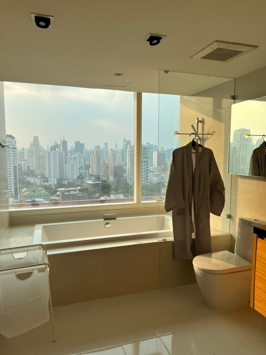 ขายคอนโด Eight Thonglor Residence (เอท ทองหล่อ เรสซิเดนซ์ ) ลักษณะห้อง - ขายคอนโดชั้น 23 วิวสระว่ายน้ำ ราคา 22 ล้าน