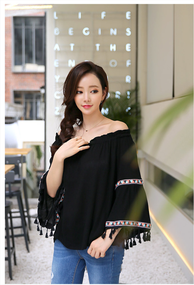 แฟชั่นริมทะเลสวยๆ เสื้อเปิดไหล่สีดำ ทรงปล่อย แขนยาว ลุคน่ารัก ใส่เที่ยวทะเลสวยเก๋