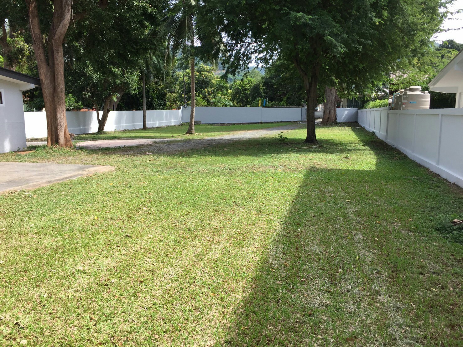 รหัสทรัพย์ 85855 ให้เช่าบ้านเดี่ยวติดทะเล ศรีราชา จ.ชลบุรี 3 ห้องนอน 2 ห้องน้ำ พื้นที่ 1 ไร่ ค่า 45,000 บาทต่อเดือน สัญญาเช่า 1 ปีขึ้นไป เดินทางตั้งต้นจากห้างโรบินสัน