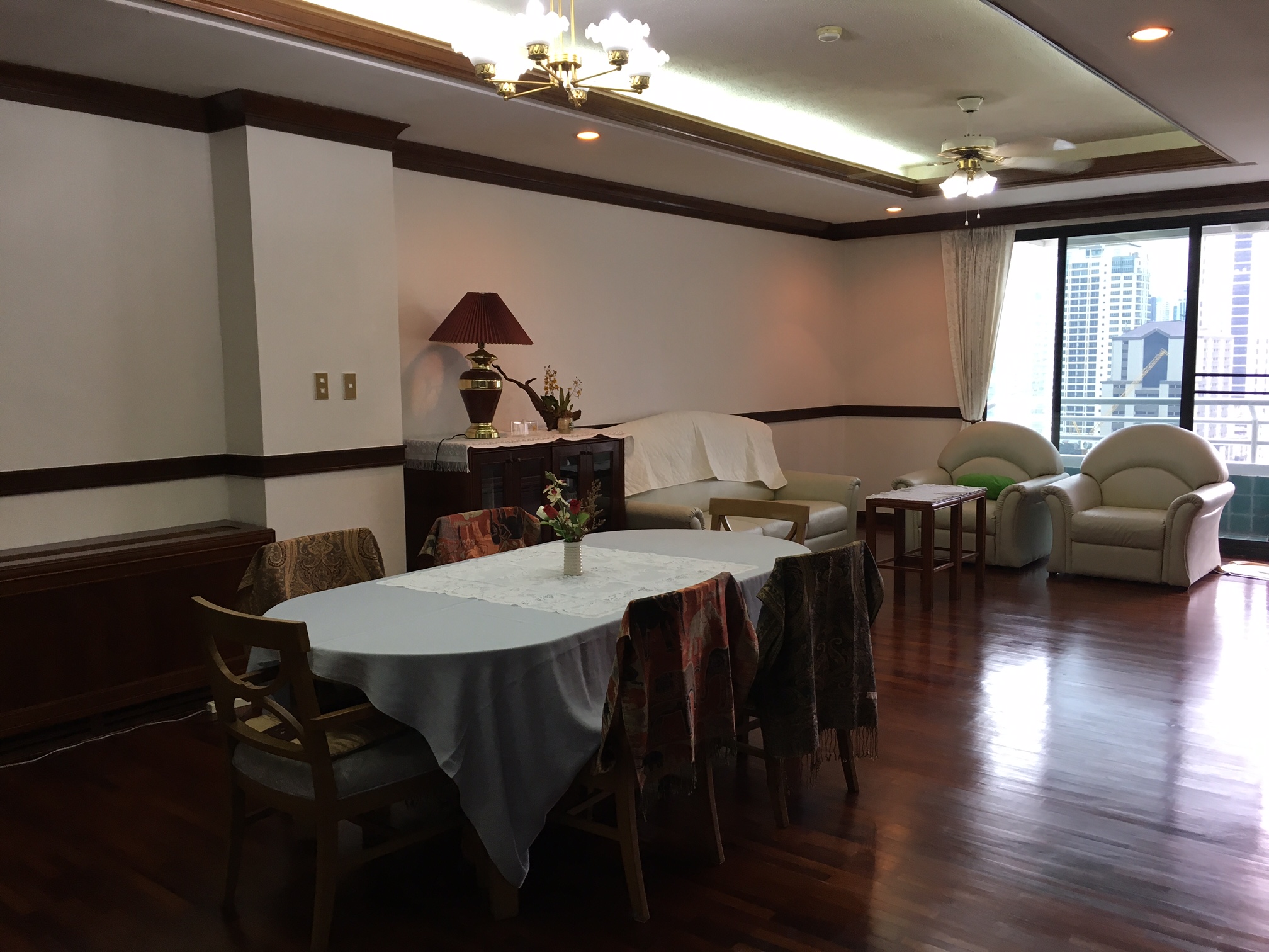 ให้เช่าคอนโด Mitkorn Mansion (มิตรกร แมนชั่น ) 3 ห้องนอน + ห้องแม่บ้าน 2 ห้องน้ำ ขนาด 215 ตรม