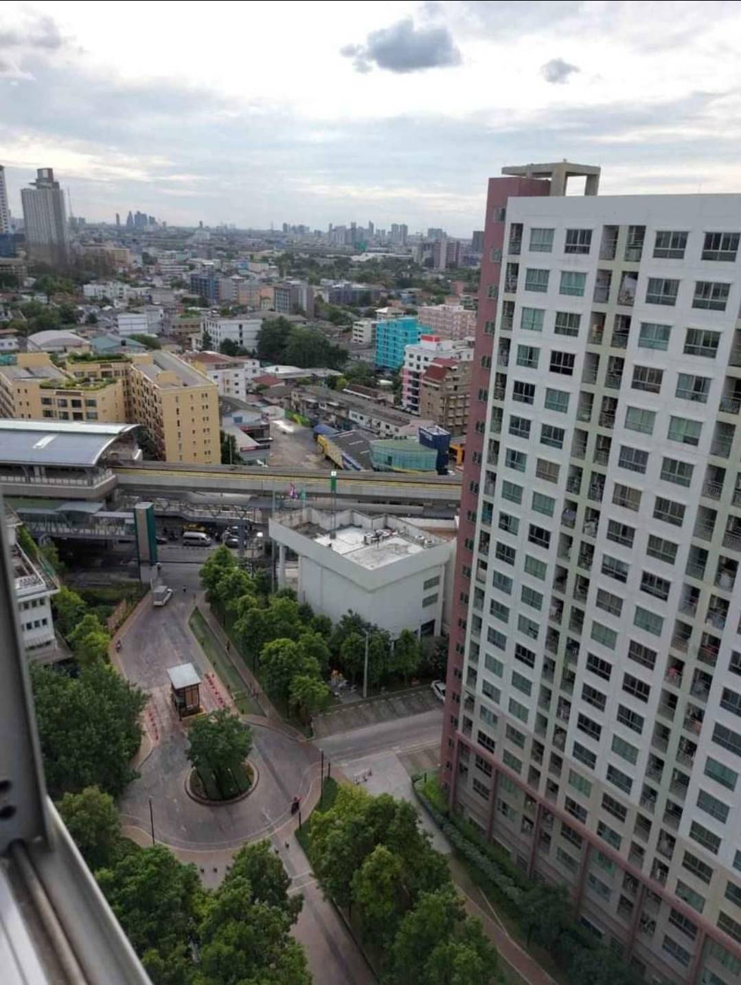 ขายคอนโด Lumpini Place Ratchayothin (ลุมพินี เพลส รัชโยธิน) 1 ห้องนอน 1 ห้องน้ำ ห้องครัว ห้องรับแขก ขนาด 28.5 ตรม ตึกบี ชั้น 20