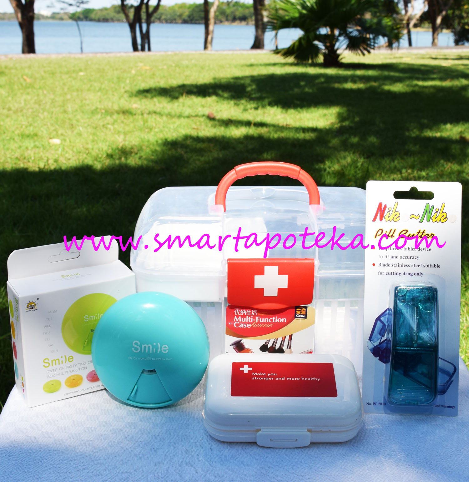 PK MED กล่องใส่ยาสามัญประจำบ้าน Size "S" (แดง) + ตลับใส่เม็ดยา smile candy (สีฟ้า) + ตลับใส่เม็ดยาพยาบาล (สีขาว/แดง) + ที่ตัดเม็ดยา (สีเขียว/น้ำเงิน)