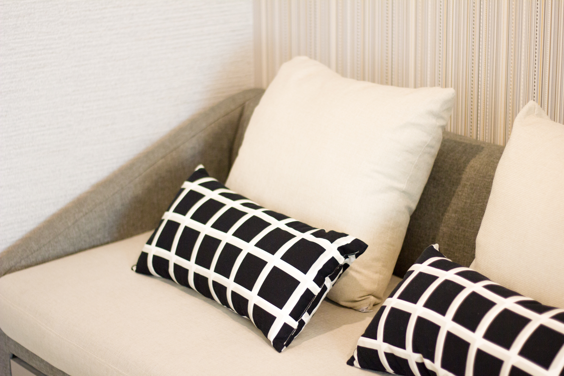 ขายคอนโดThe Kith Plus Sukhumvit 113 (เดอะ คิทท์ พลัส สุขุมวิท 113) 2 ยูนิต ตกแต่งครบพร้อมเข้าอยู่ ยูนิตที่1 แบบ 1 ห้องนอน 1 ห้องน้ำ ตึก A ชั้น 3