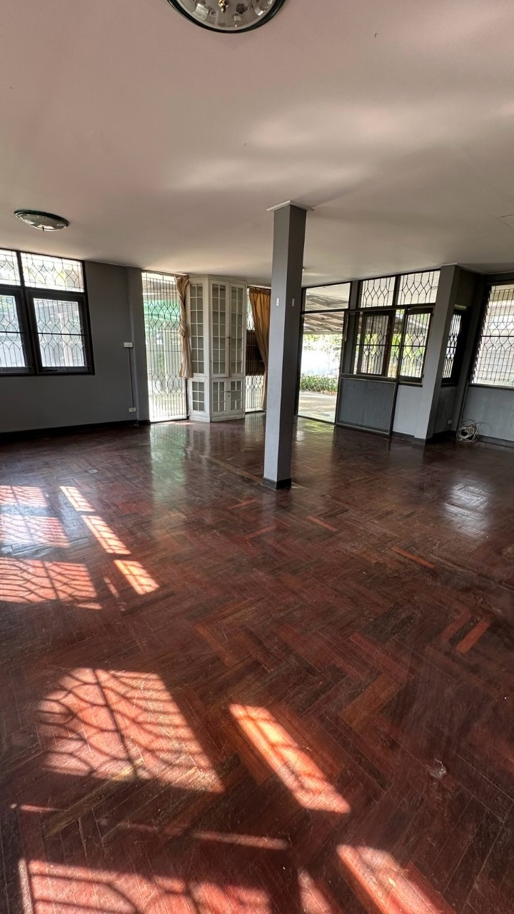 ให้เช่าบ้านเดี่ยว 2 ชั้น ซอยลาดพร้าว 1 แยก 25 มี 5 ห้องนอน 3 ห้องน้ำ 1 ห้องครัว 1 ห้องรับแขก นอกบ้านมีห้องเก็บของ