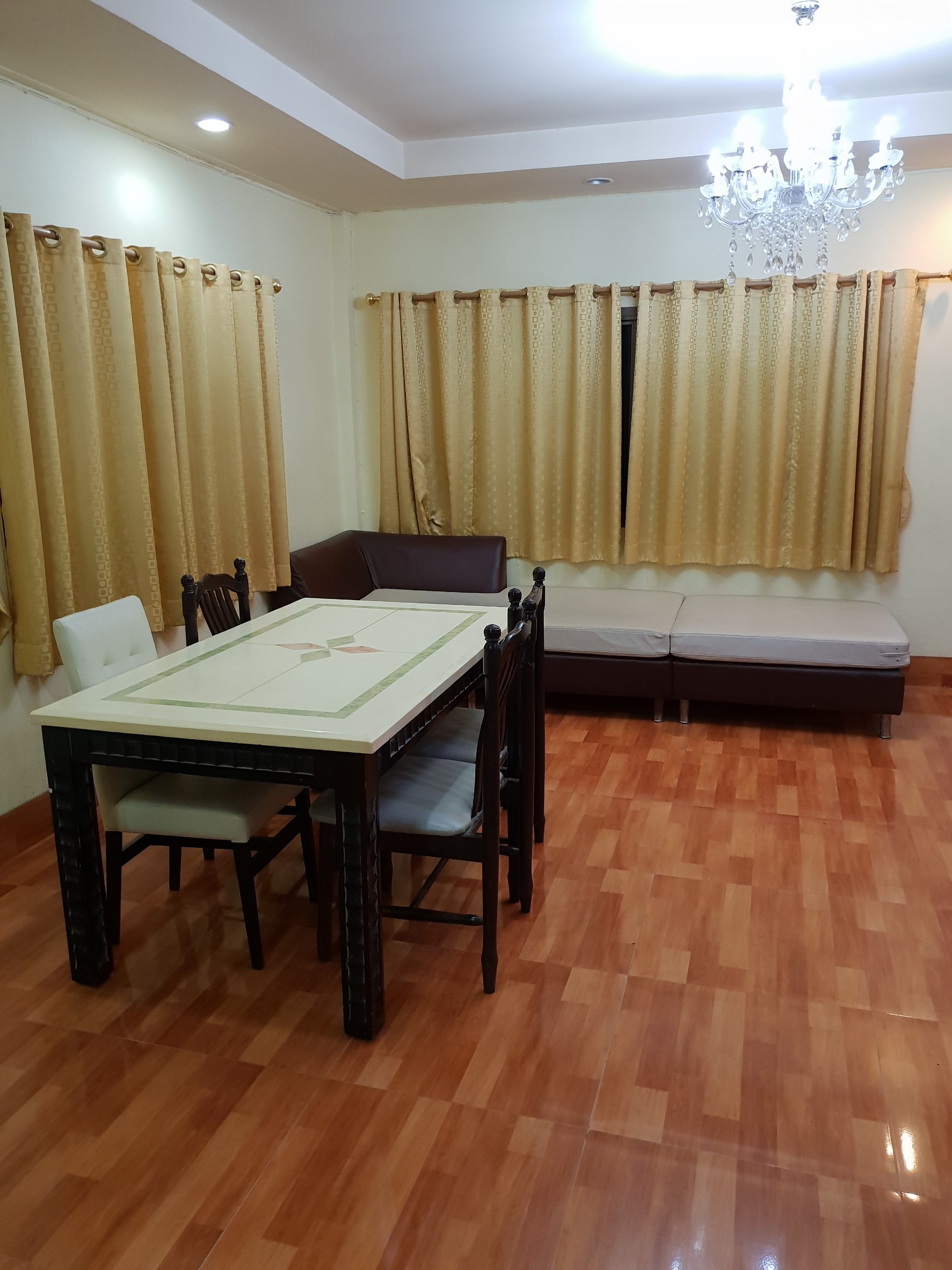 ขาย / เช่าบ้านแฝด 2 ชั้น หมู่บ้าน รังสิยา ซ.อุดมสุข 58 ถ.สุขุมวิท 103 ขายราคา 5.5 ล้าน 3 ห้องนอน