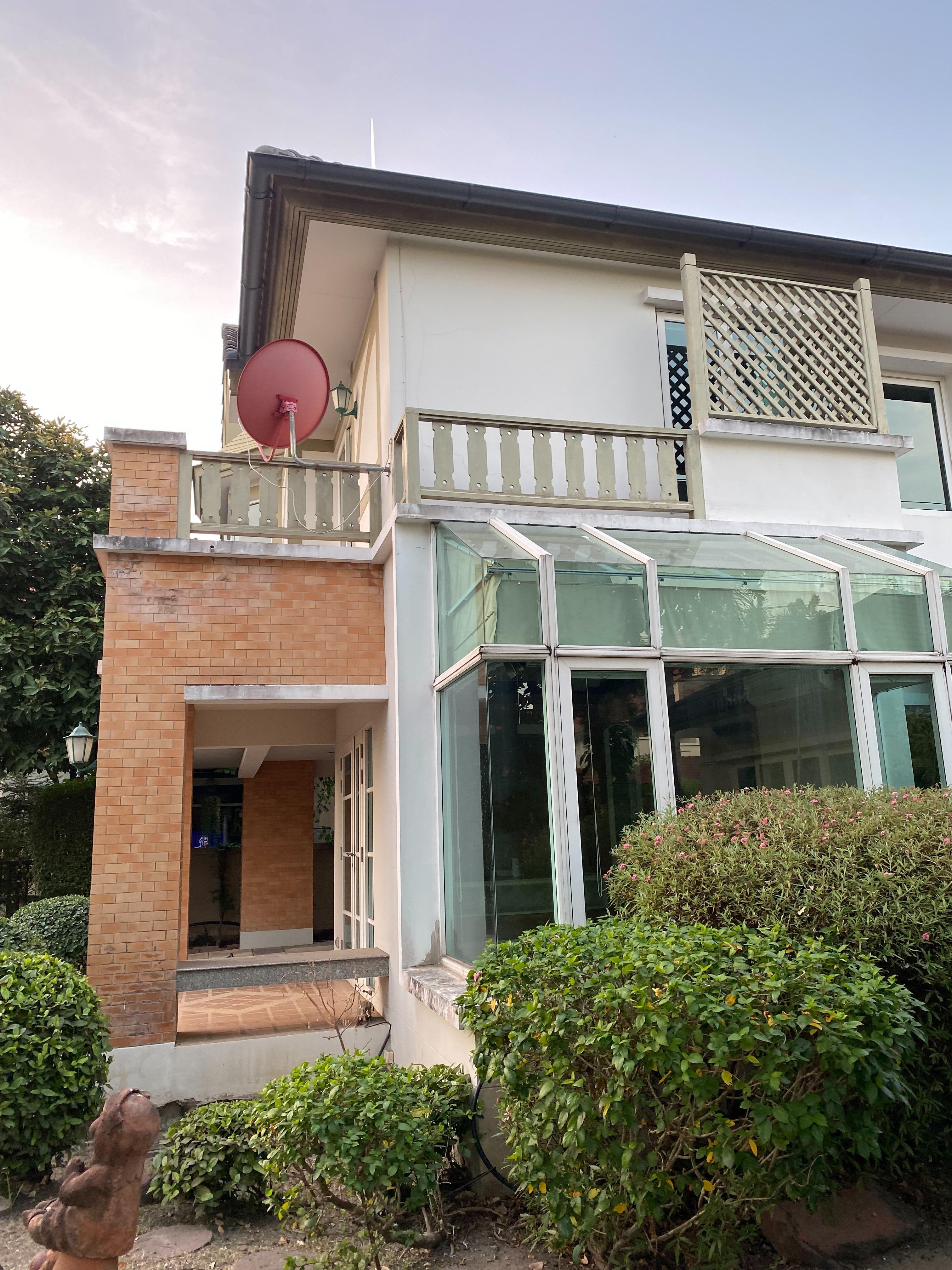 ขายบ้านเดี่ยว 2 ชั้น หลังมุม หมู่บ้าน ลัดดารมย์ วัชรพล เฟส 3 3 ห้องนอน พร้อมเรือนรับรอง (ห้องกระจก) 1 มีห้องน้ำในตัว