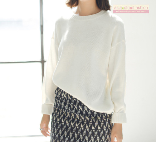 Sweater เสื้อสเวทเตอร์แขนยาว สีขาว ทรงสวย จะใส่เดี่ยวไหรือใส่โค้ทคลุมก็เริ่ด