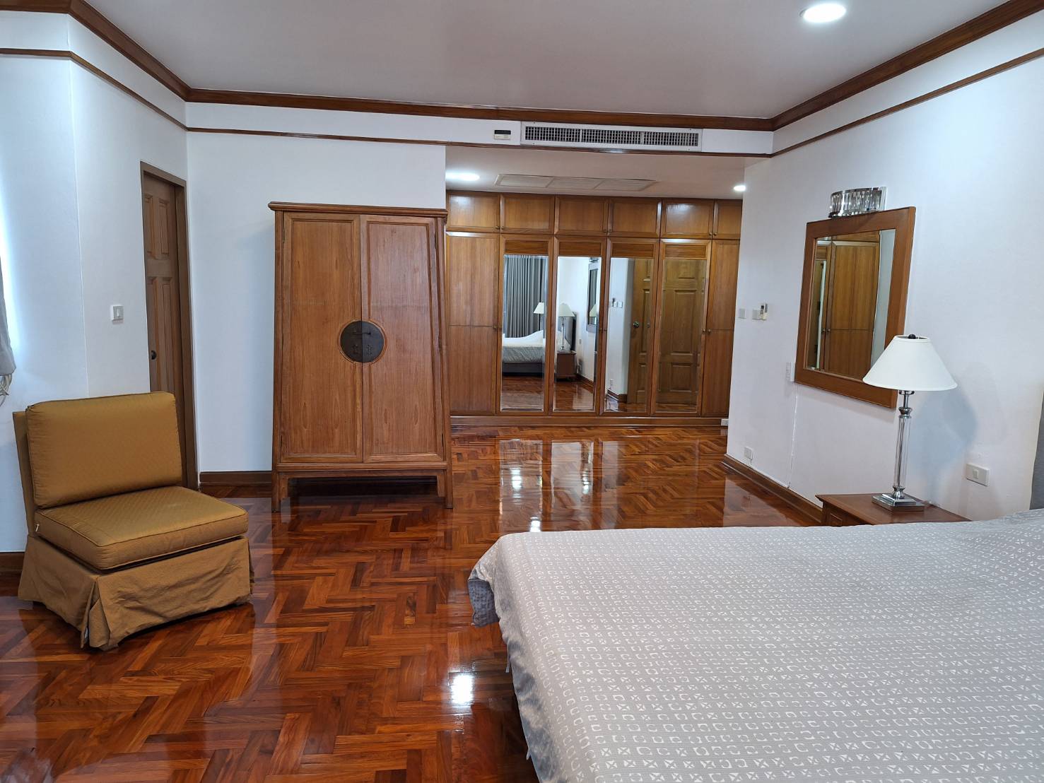 ให้เช่าคอนโด Ruamsuk Condominium : ร่วมสุข คอนโดมิเนียม ชั้น 23 ขนาด 290 ตรม. 3 ห้องนอน 3 ห้องน้ำ + 1 ห้องแม่บ้าน