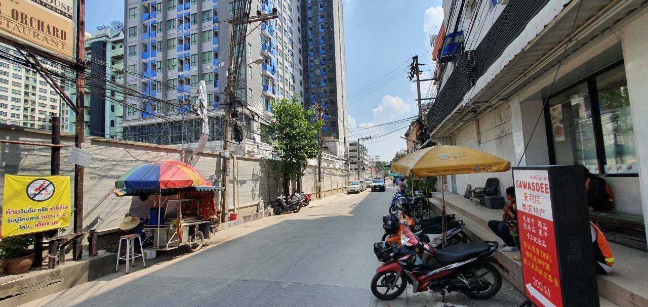 ขาย / เช่า ตึกแถว ตกแต่งแล้วบางส่วน เลขที่ 2272/2 สูง 6 ชั้น 5 นอน 5 น้ำ 300 ตร.ม ติดถนนใหญ่รามคำแหง 42