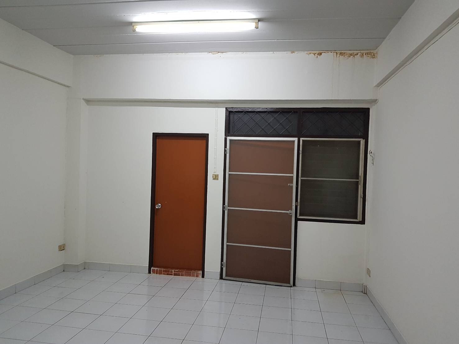 ขายถูกคอนโดสินเศรษฐี สี่แยกลำสาลี ( ซอย รามคำแหง 52/2 ) ขาย 2 ยูนิตติดกัน