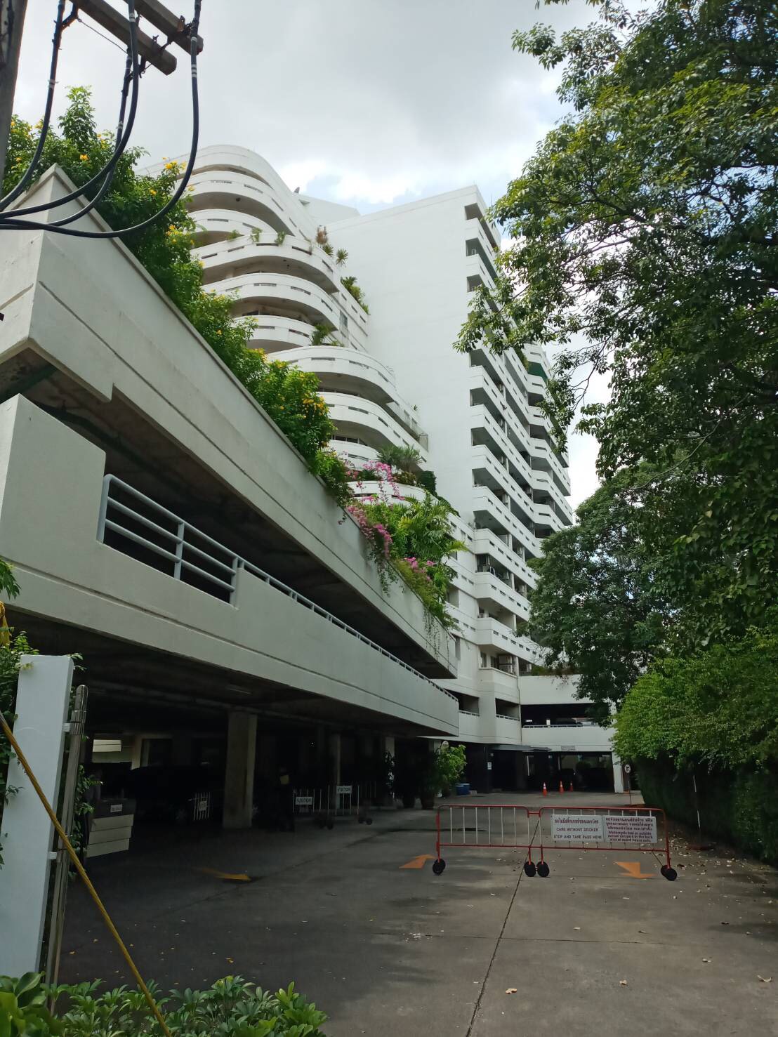 ขายคอนโด Baan Sukhumvit (บ้าน สุขุมวิท) แบบห้องมี 2 ห้องนอน 2 ห้องน้ำ (bathtub 1 & shower 1) มี 1 ห้องรับแขก 1 ห้องครัว