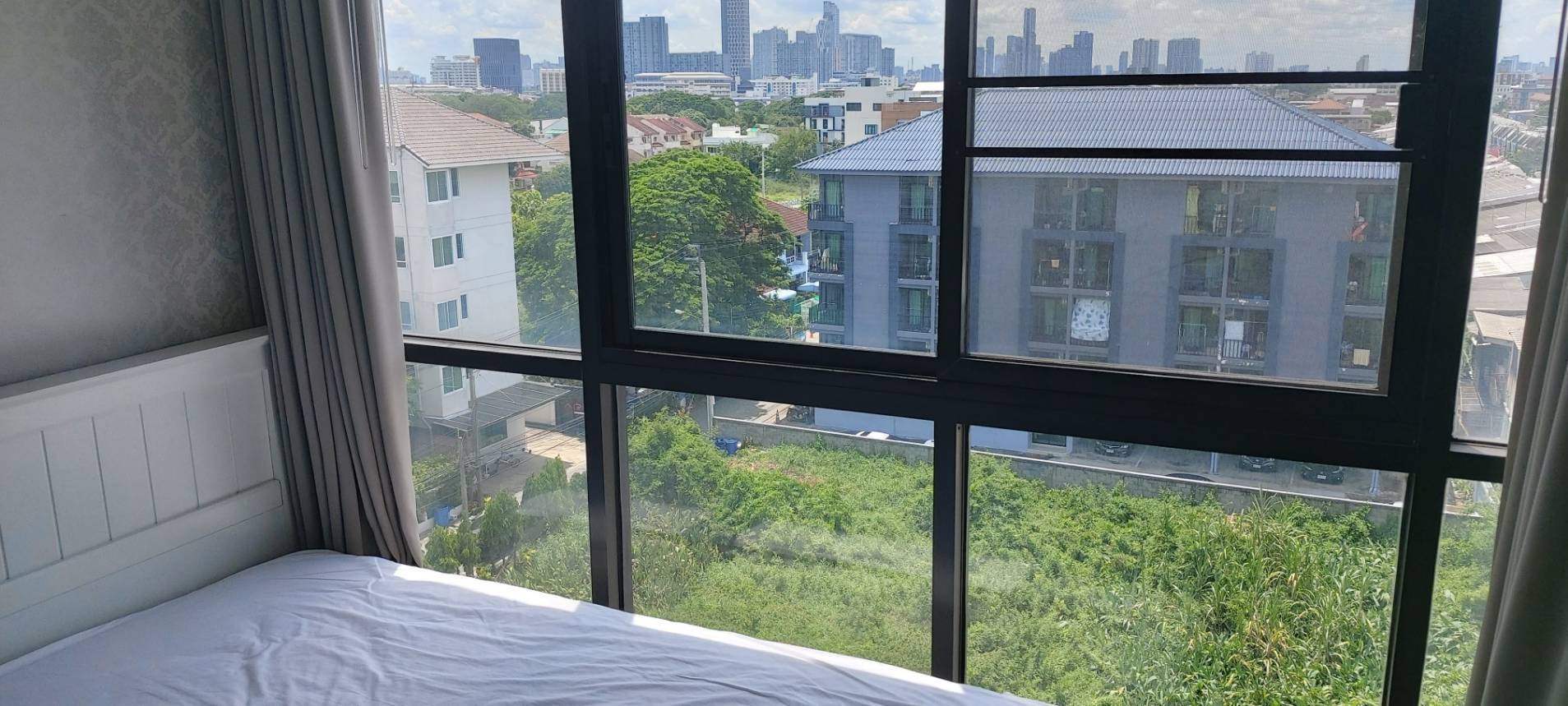 ขายคอนโด The Green Condo 3 เดอะ กรีน คอนโด 3 เฟส : 3 ชั้น: 7 แบบ 1 ห้องนอน 1 ห้องน้ำ 1 ห้องนั่งเล่นและ 1 ห้องครัว ขนาด 31.5 ตารางเมตร