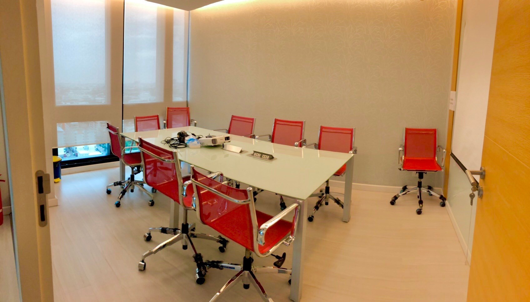 ให้เช่าสำนักงาน พร้อมเข้าอยู่ / ตกแต่งแล้ว 16 ตึกเซ็นทรัล ซิตี้ ทาวเวอร์ (complex เดียวกันกับ ห้างเซ็นทรัลบางนา) - ขนาด 186.73 ตร.ม. ชั้น