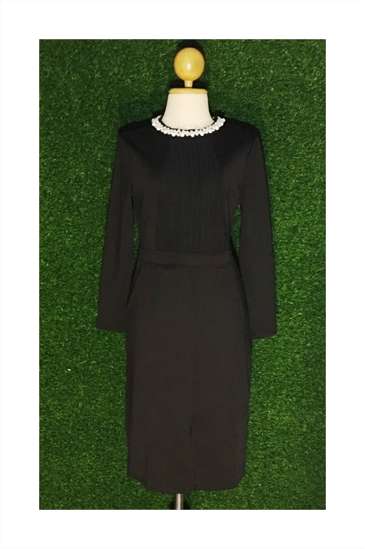 ชุดเดรสทำงานสีดำ ทรงเข้ารูป แขนยาว คอปิดประดับมุก แนวเรียบหรู สวยสง่า ดูดี สไตล์สาวออฟฟิศ