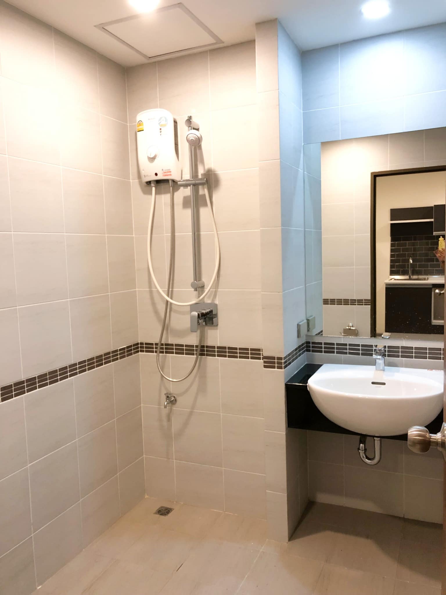 ให้เช่าคอนโด Zeen Condo Ngamwongwan31 (ซีน คอนโด งามวงศ์วาน 31) ** ห้องมุม ** 1 ห้องนอน 1 ห้องน้ำ 1 ห้องนั่งเล่น ห้องขนาด 28.5 ตร.ม.