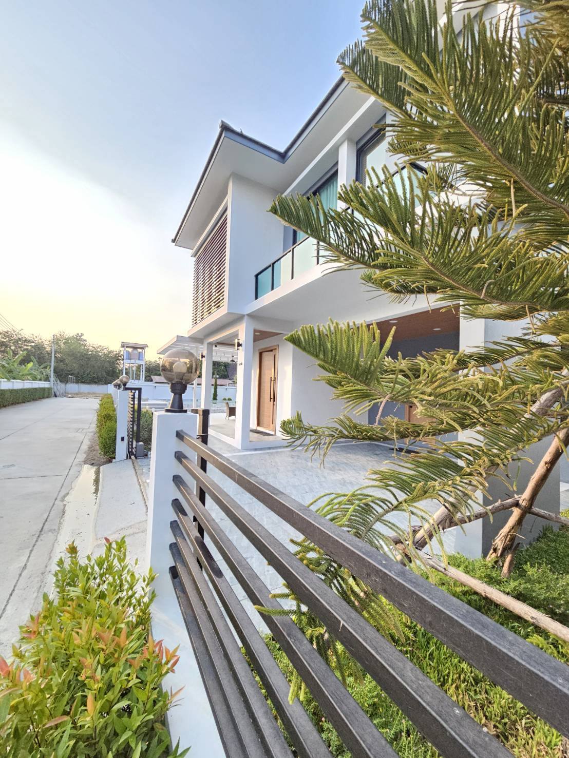 🔥 โอกาสทองสำหรับนักลงทุน! พูลวิลล่าหรู การันตีผู้เช่า 120,000 บาท/เดือน! 🔥 ชื่อโครงการ: Luxury Huai Yai Pool Villa / พูลวิลล่าหรูห้วยใหญ่