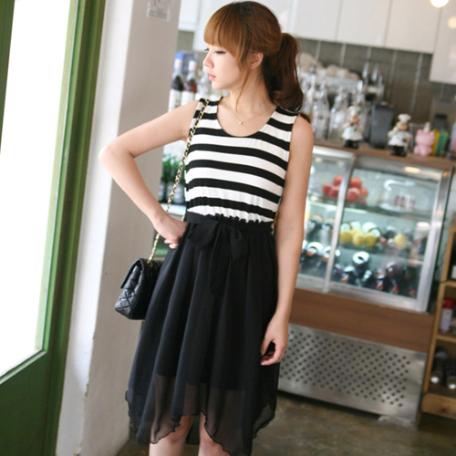 DRESS ชุดเดรสแฟชั่นแขนกุด คอกลม ลายขวางสีดำ ขาว ผ้าคอตตอน + ชีฟอง จั๊มเอว ASIA STREET FASHION