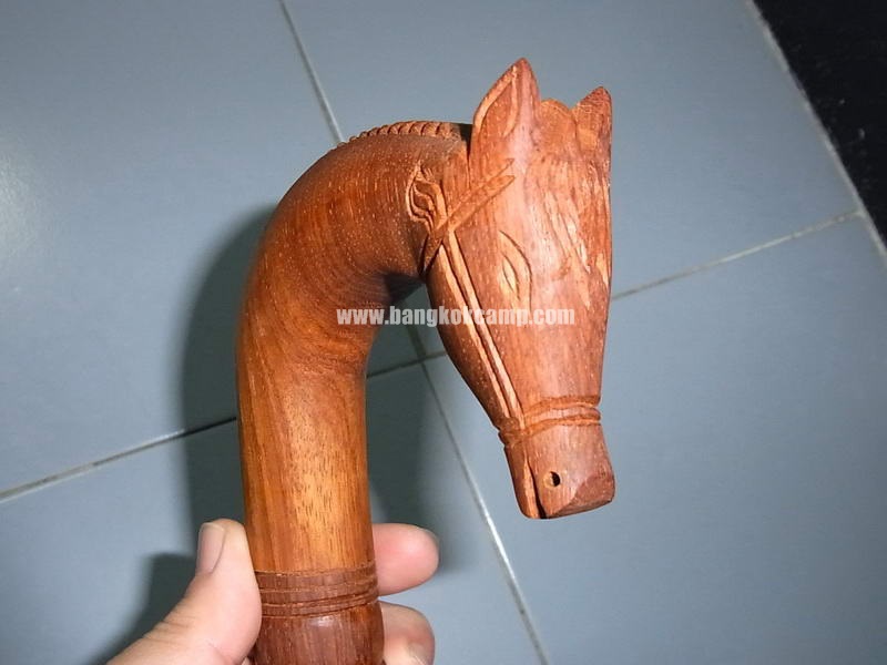 ไม้เท้า (ไม้ประดู่) จับกระชับมือ หัวม้า งานปราณีตน่าสะสม หรือเหมาะเป็นของฝากผู้ใหญ ่