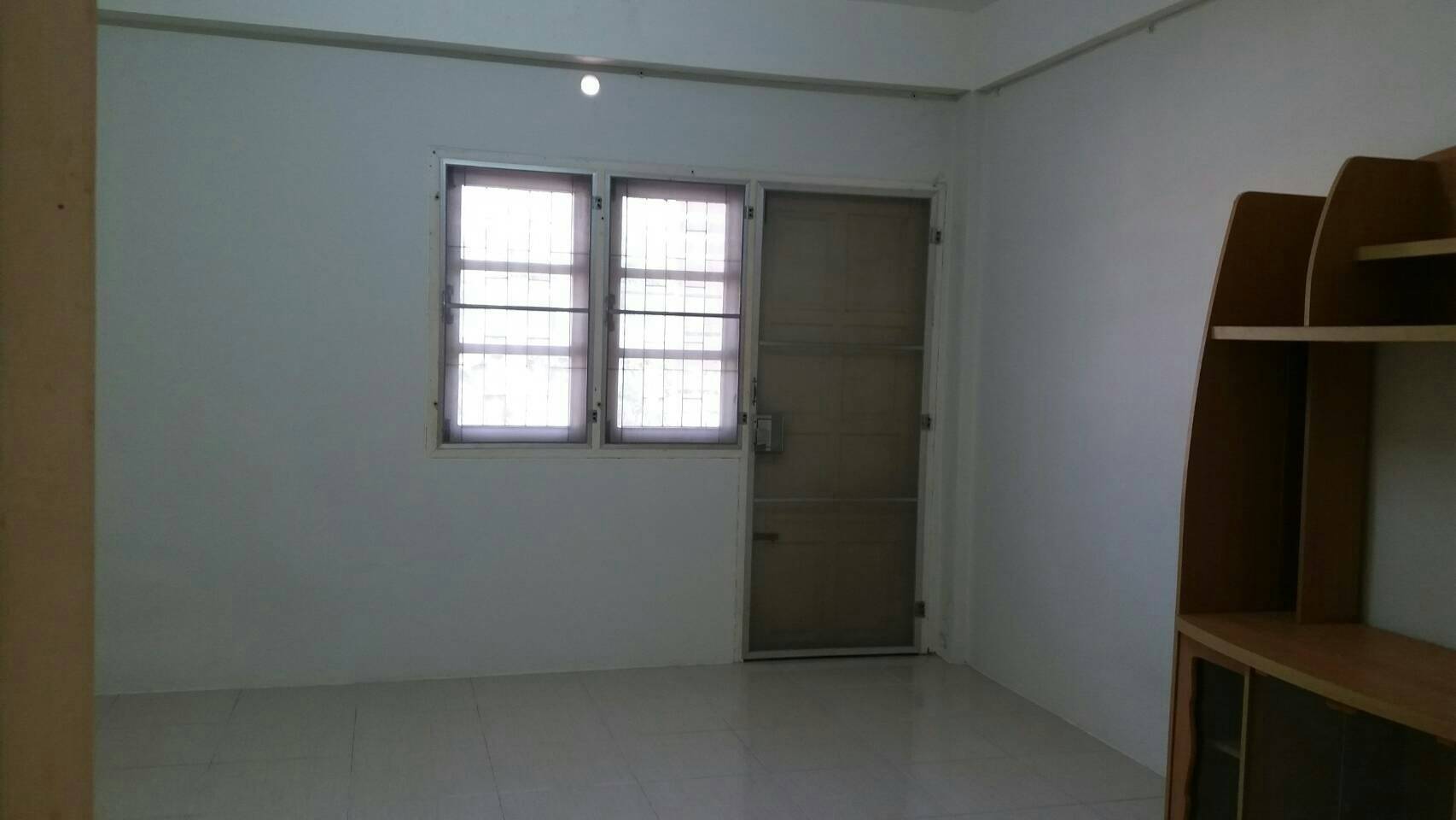 ขายตึกแถว 2 ชั้นครึ่ง พร้อมคนเช่า ที่ดิน 16 ตรว ค้าขายได้ จอดรถหน้าร้านได้ ถนน บ้านบน เนินพยอม