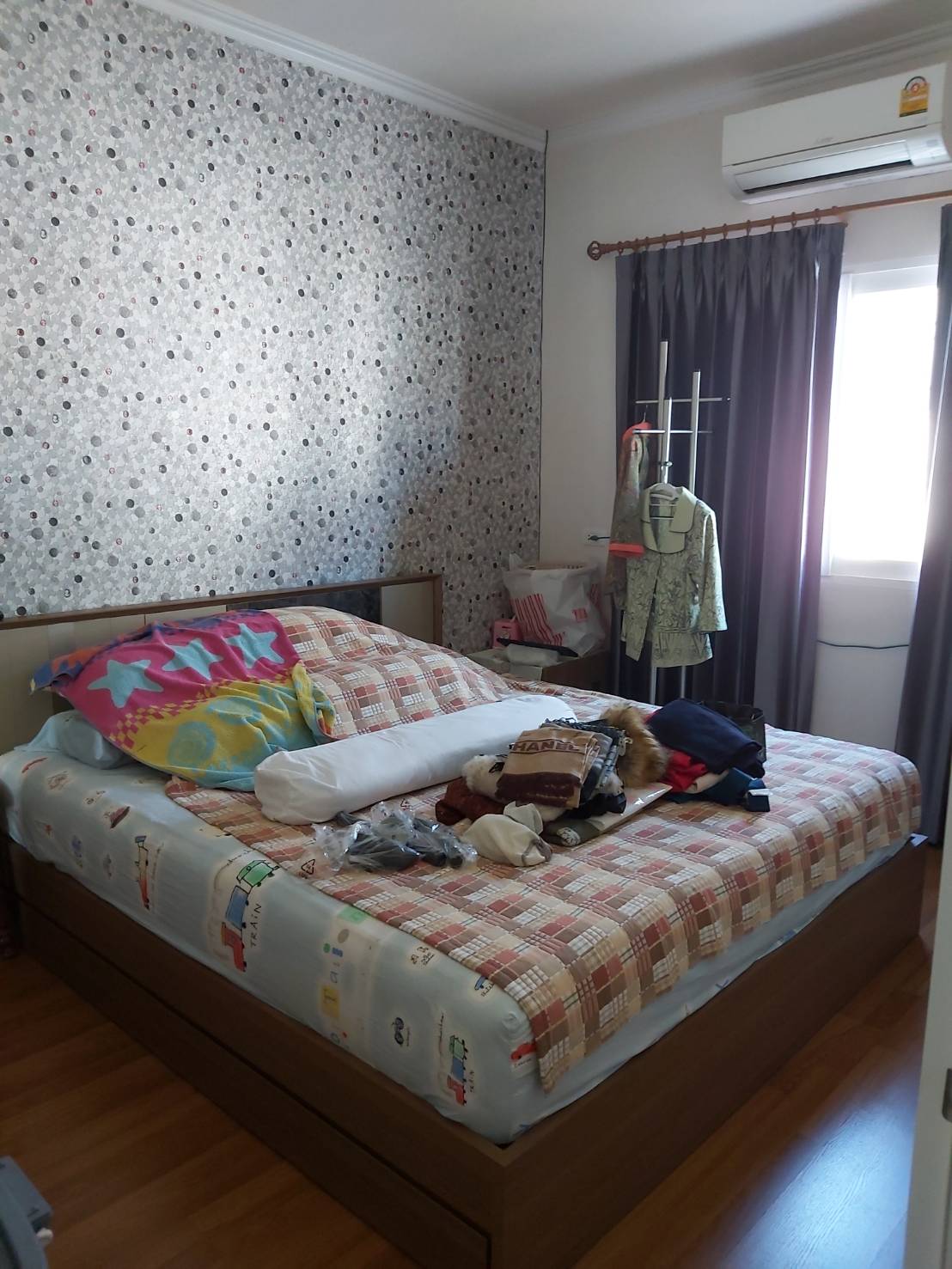 ขายทาวน์เฮ้าส์ 2 ชั้น หมู่บ้าน โกลเด้น ทาวน์ วัชรพล-สุขาภิบาล 5 Gloden Town Watcharapol-Sukhapiban 5 มี 4 ห้องนอน