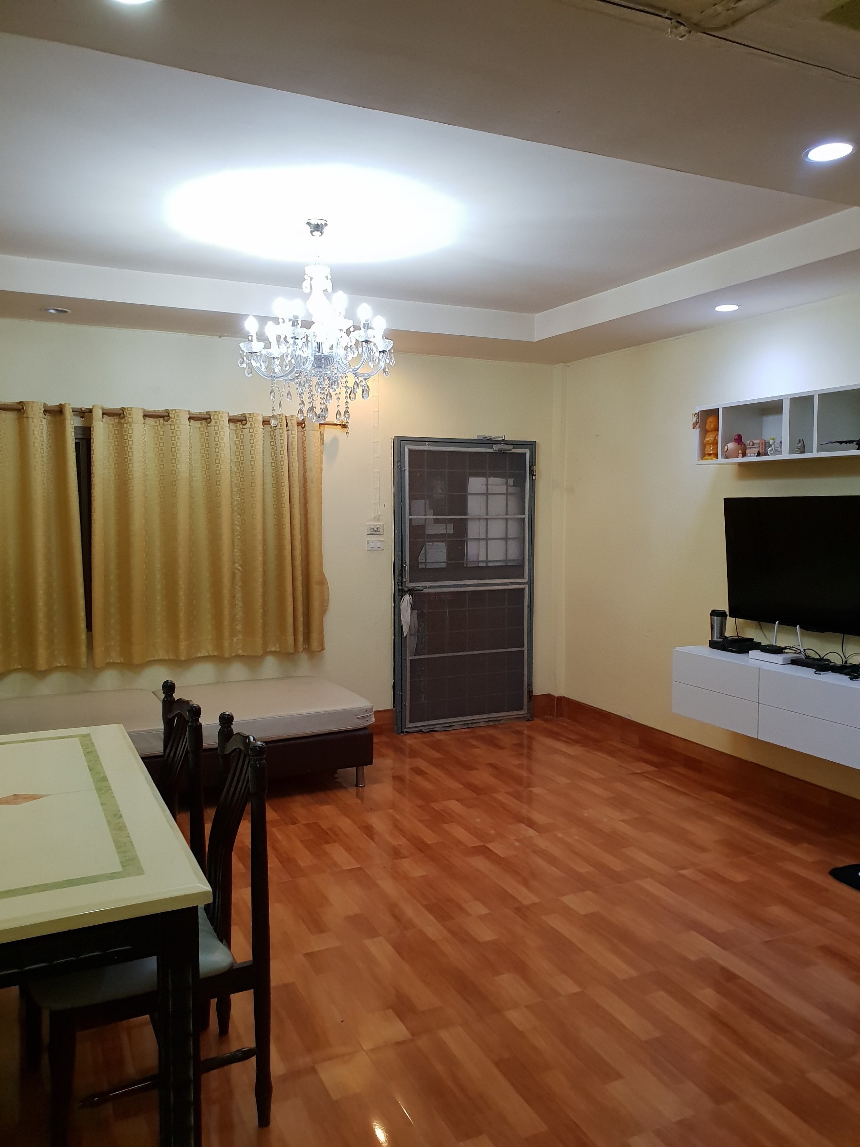 ขาย / เช่าบ้านแฝด 2 ชั้น หมู่บ้าน รังสิยา ซ.อุดมสุข 58 ถ.สุขุมวิท 103 ขายราคา 5.5 ล้าน 3 ห้องนอน