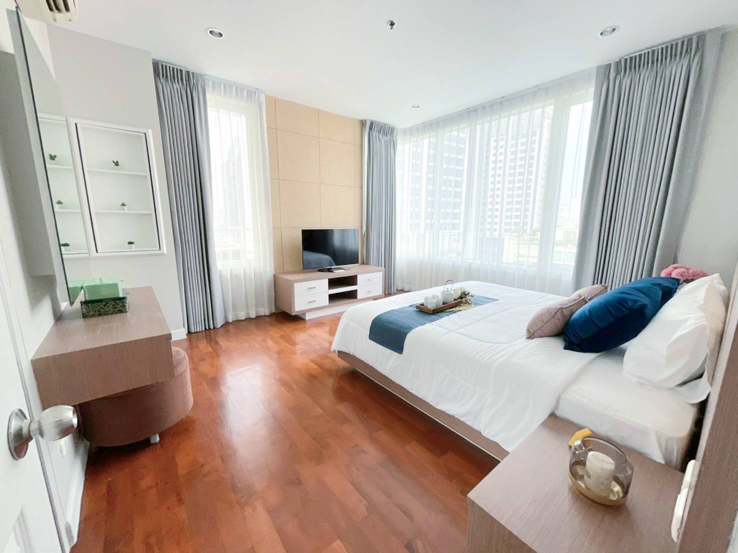 ให้เช่าคอนโด Siri Residence (สิริ เรสซิเด้นซ์) (สุขุมวิท 24) 2 ห้องนอน 2 ห้องน้ํา (1 อ่างอาบน้ํา) ขนาด 93 ตารางเมตร