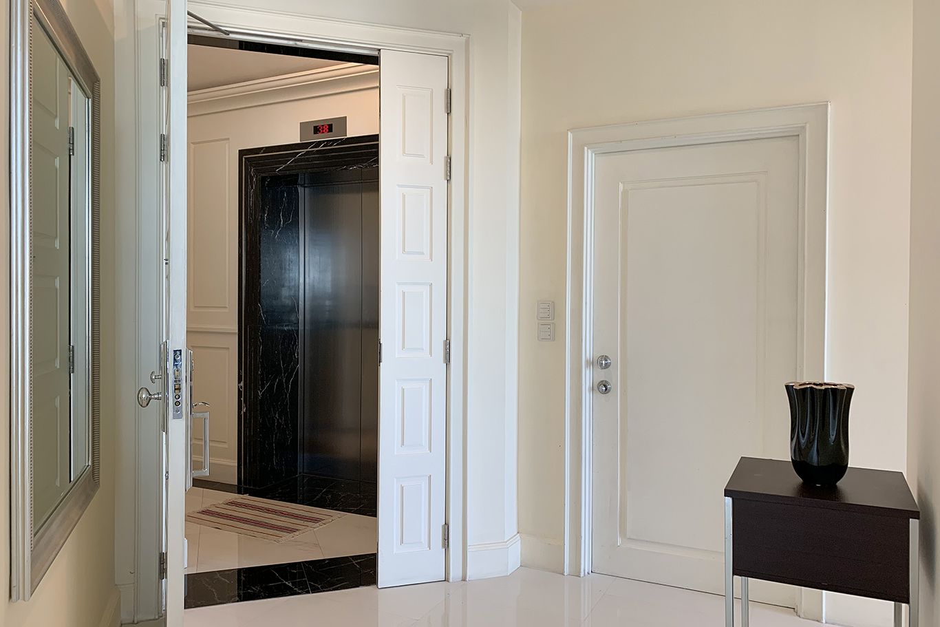 ให้เช่าคอนโด Royce Private Residences (รอย์ช ไพรเวท เรสซิเดนซ์ส) 2 ห้องนอน 2 ห้องน้ำ ขนาด 111.33 ตรม