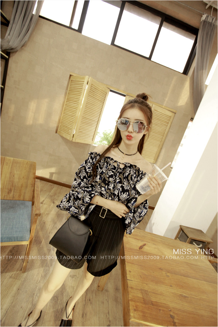 เสื้อเปิดไหล่สีดำ ลายดอกไม้ ทรงปล่อย สวย น่ารัก สไตล์เกาหลี