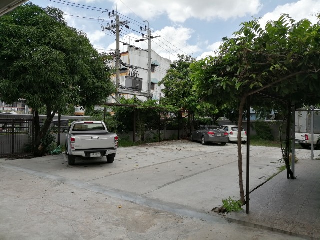 บ้านเดี่ยวชั้นเดี่ยวให้เช่า ดอนเมือง หน้าติดเซเว่น อยู่บนถนนช่างอากาศอุทิศ 10 บรรยากาศร่มรื่นย์