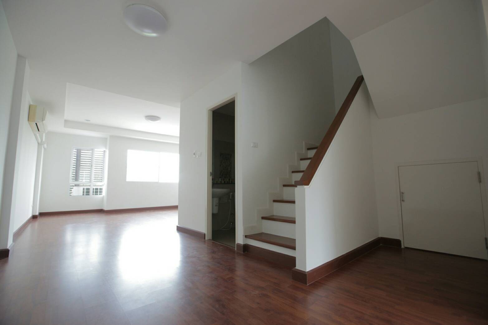 หมู่บ้านชวนชื่นโมดัส วิภาวดี ให้เช่าตึก 3.5 ชั้น ขนาด 20 ตร.วา หน้ากว้าง 5 เมตร