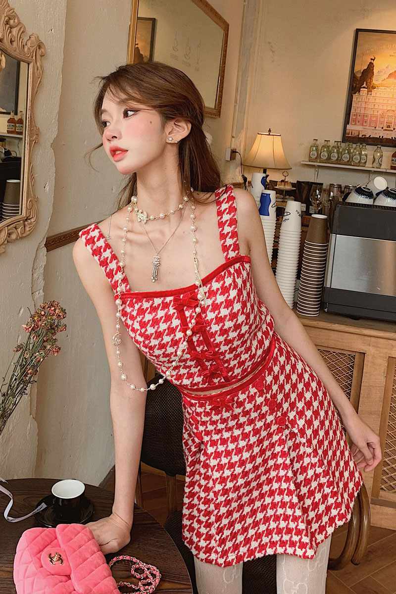 Girly Fancy Club : ชุดเซ็ทแฟชั่นสไตล์เกาหลี (ราคาแยกชิ้น) เสื้อแขนกุดสีแดงครอปสั้นลาย Houndstooth และ กระโปรงเข้าชุด แบรนด์แท้