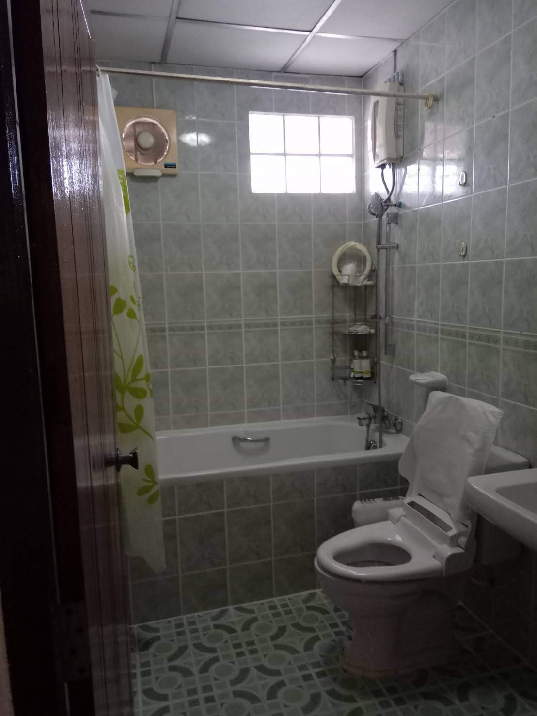 ให้เช่าทาวน์เฮ้าส์ 2 ชั้น หัวมุมถนน อยู่ในหมู่บ้าน กาญจนา ซอย จ่าบัน ศรีราชา 4 ห้องนอน 35,000 /ต่อเดือน