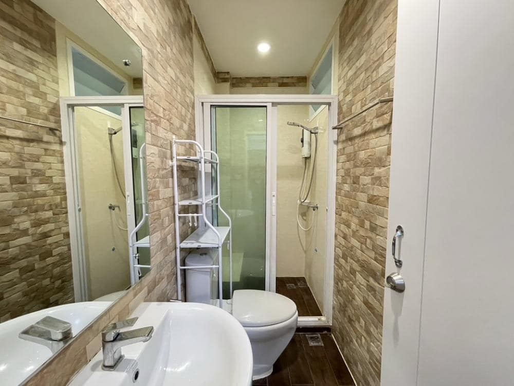 ให้เช่า ทาวน์เฮ้าส์ 3 ชั้น + ดาดฟ้า ใกล้ MRT รัชดาภิเษก ทำเลใจกลางรัชดา เดินเพียง 5 นาทีถึง MRT รัชดาภิเษก