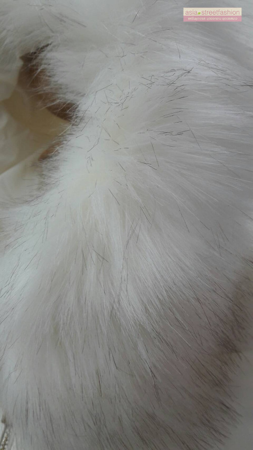 เสื้อกันหนาวฮู้ดดี้ ทรงสวย แต่งเฟอร์หนาฟู สีขาวครีม งานเกรดดีเหมือนแบบ อุ่นมาก หิมะก็เอาอยู่ (ถอดขนถอดฮู้ดได้)