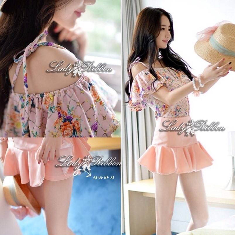 Lady Ribbon\'s Made Lady Rosary Pastel Ruffle Set เซ็ตเสื้อเปิดไหล่พิมพ์ลายดอกไม้ มาพร้อมกางเกงขาสั้
