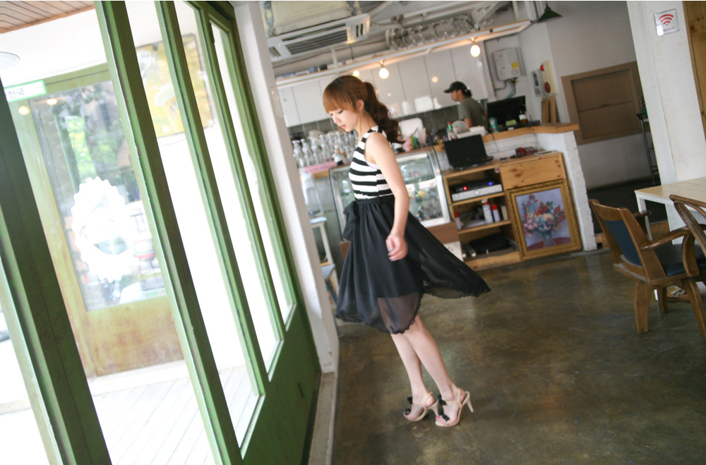 DRESS ชุดเดรสแฟชั่นแขนกุด คอกลม ลายขวางสีดำ ขาว ผ้าคอตตอน + ชีฟอง จั๊มเอว ASIA STREET FASHION