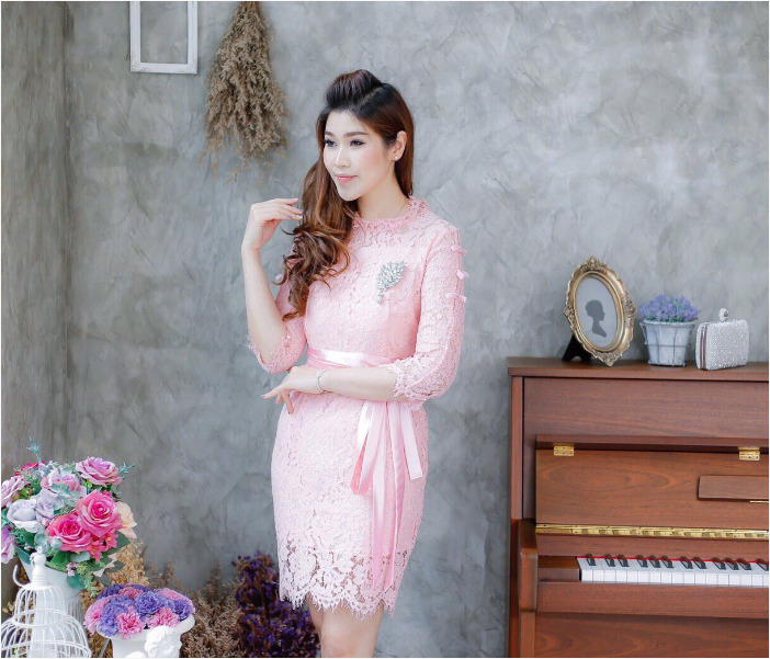 ชุดเดรสออกงานสีชมพู ชุดไปงานแต่งงานสีชมพู เดรสลูกไม้สั้นเข้ารูป แขนสี่ส่วน