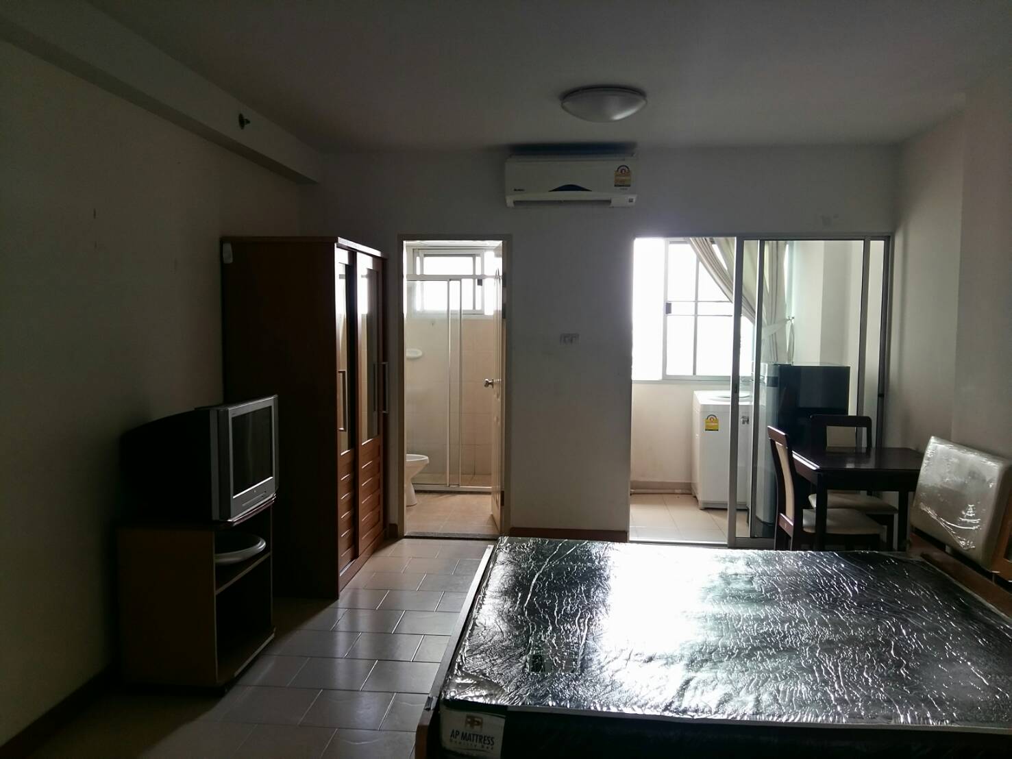 รหัสทรัพย์ 09595 ขาย / เช่าคอนโด ซิตี้โฮมรัตนาธิเบศร์ City Home Rattanathibet ติดถนนใหญ่ เฟอร์ฯ+ไฟฟ้า พร้อมอยู่ ขนาด : เนื้อที่ 31 ตรม. ตึก 2 ชั้น 15 ห้อง Studio