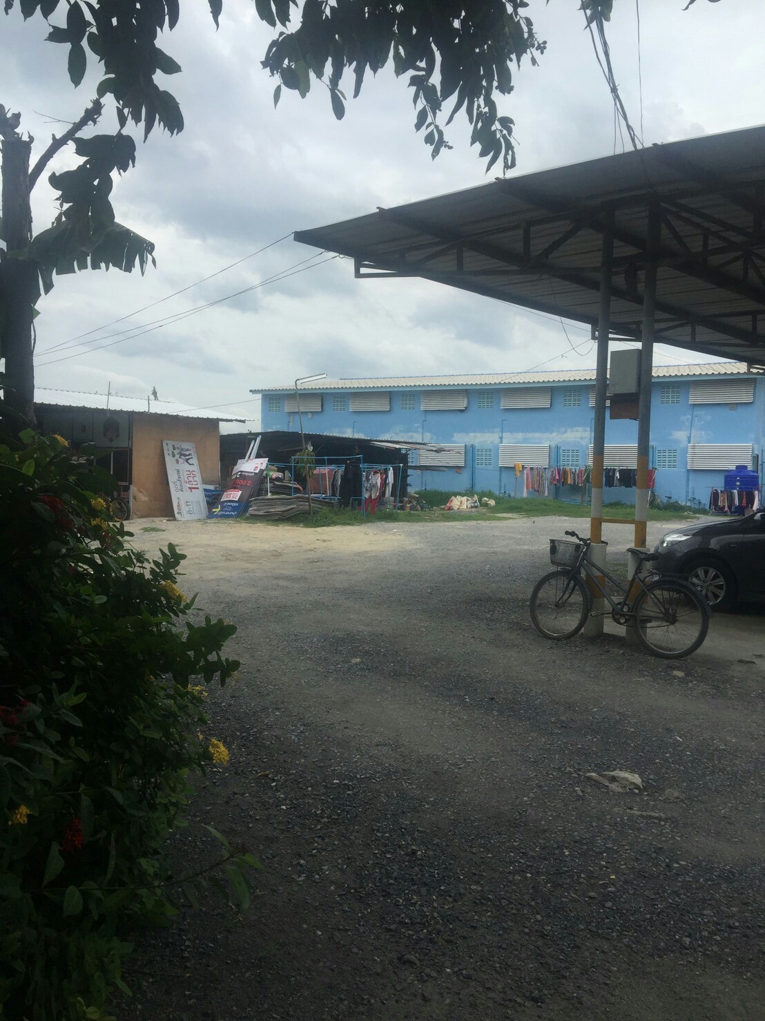 ขายที่ดินติดแม่น้ำเจ้าพระยา เนื้อที่ 4 ไร่ ส่วนเกินที่เป็นกรรมสิทธ์ที่ยื่นในน้ำ 2 ไร่ หน้ากว้างด้านแม่น้ำ 40 เมตร ลึก 150 เมตร