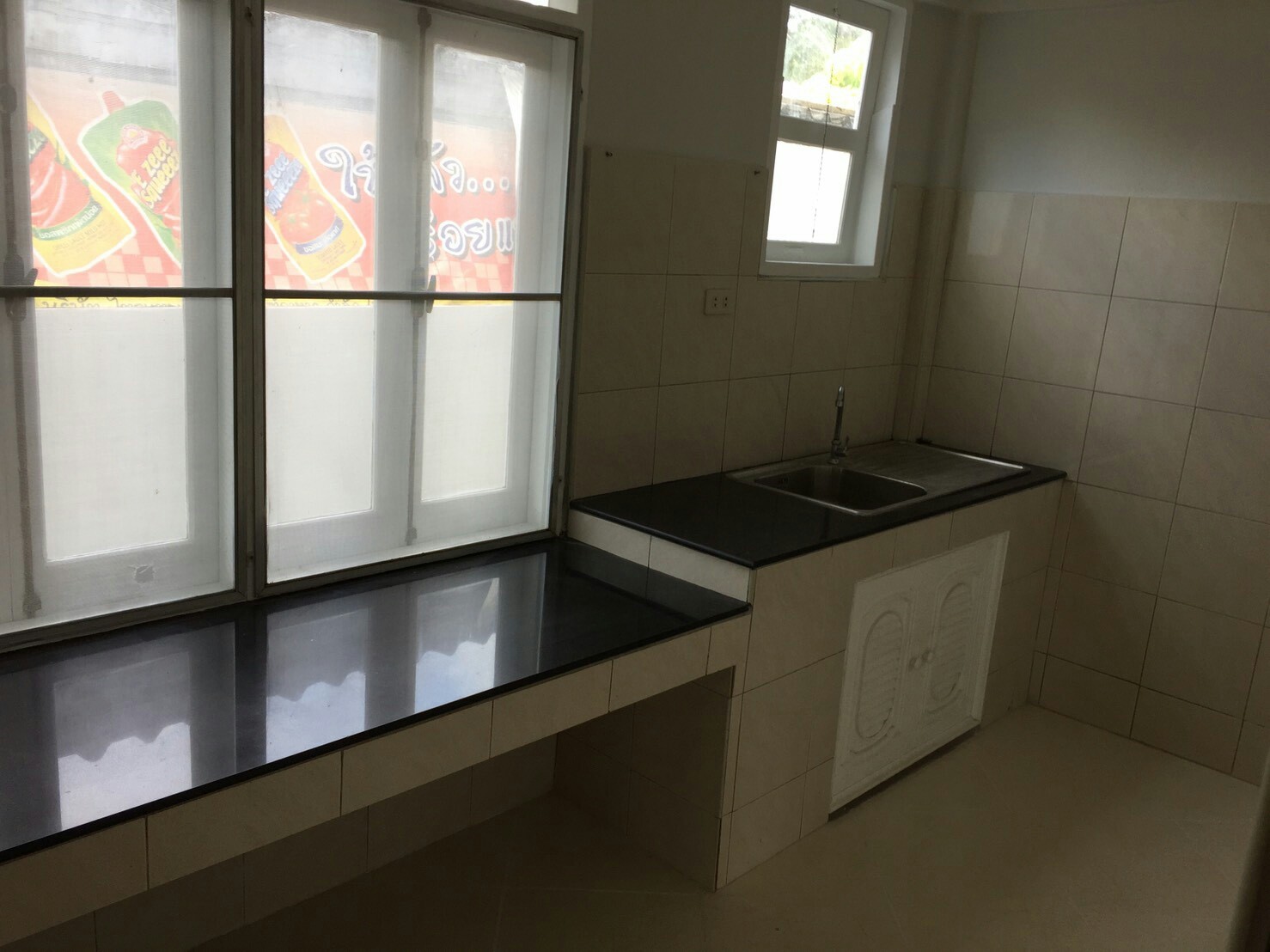 รหัสทรัพย์ 85855 ให้เช่าบ้านเดี่ยวติดทะเล ศรีราชา จ.ชลบุรี 3 ห้องนอน 2 ห้องน้ำ พื้นที่ 1 ไร่ ค่า 45,000 บาทต่อเดือน สัญญาเช่า 1 ปีขึ้นไป เดินทางตั้งต้นจากห้างโรบินสัน