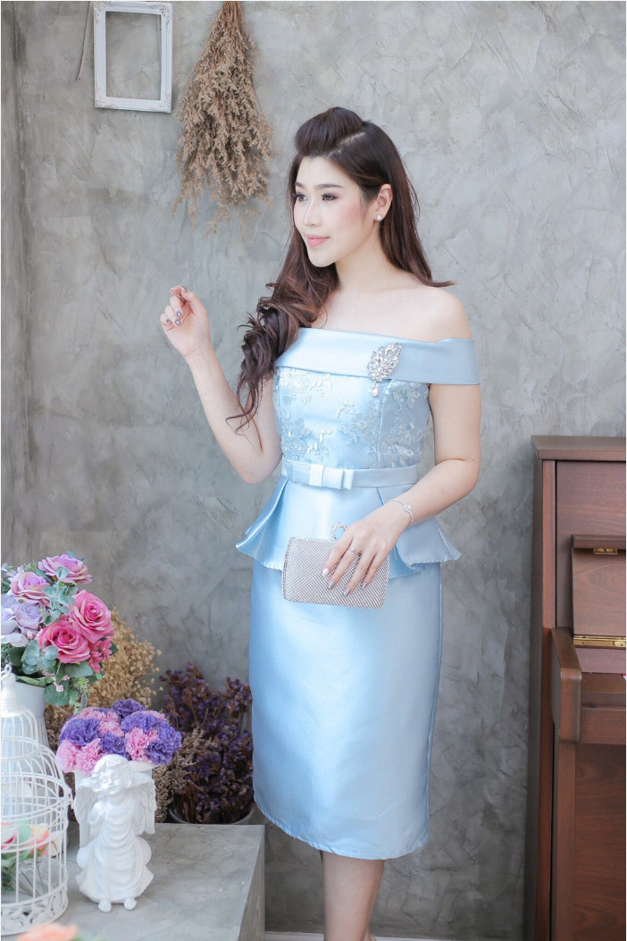 ชุดออกงาน/ชุดไปงานแต่งงานสีฟ้า เปิดไหล่ ทรงเข้ารูป ลุคเรียบหรู สวยสง่า
