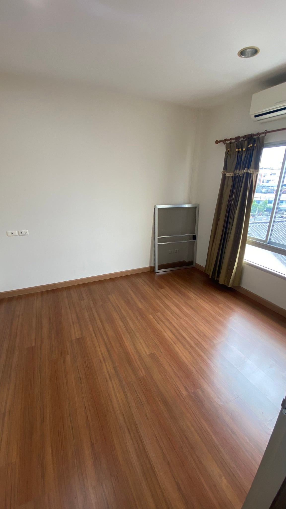 ขาย / ให้เช่า ทาวน์โฮม ,โฮมออฟฟิศ 3 ชั้น โครงการ Baan Klang Muang The Royal Monaco Srinakarin-Pattanakarn