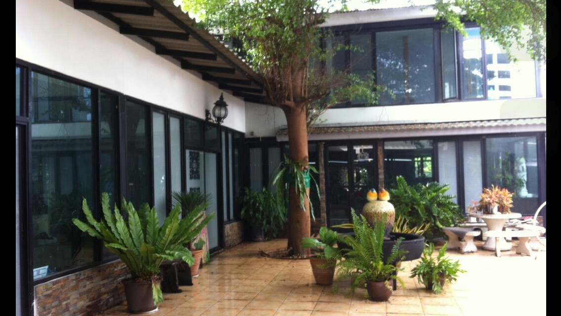 รหัสทรัพย์ 66466 ให้เช่าบ้านเดี่ยว สุขุมวิท 36 ,พระราม 4 ใกล้ตึกมาลีนนท์ 4 ห้องนอน 4 ห้องน้ำ 2 ห้องนั่งเล่น 2 ห้องครัว พื้นที่ใช้สอย 220 ตร.ว จอดรถได้ 8 คัน อนุญาต ให้เลี้ยงสัตว์ได้