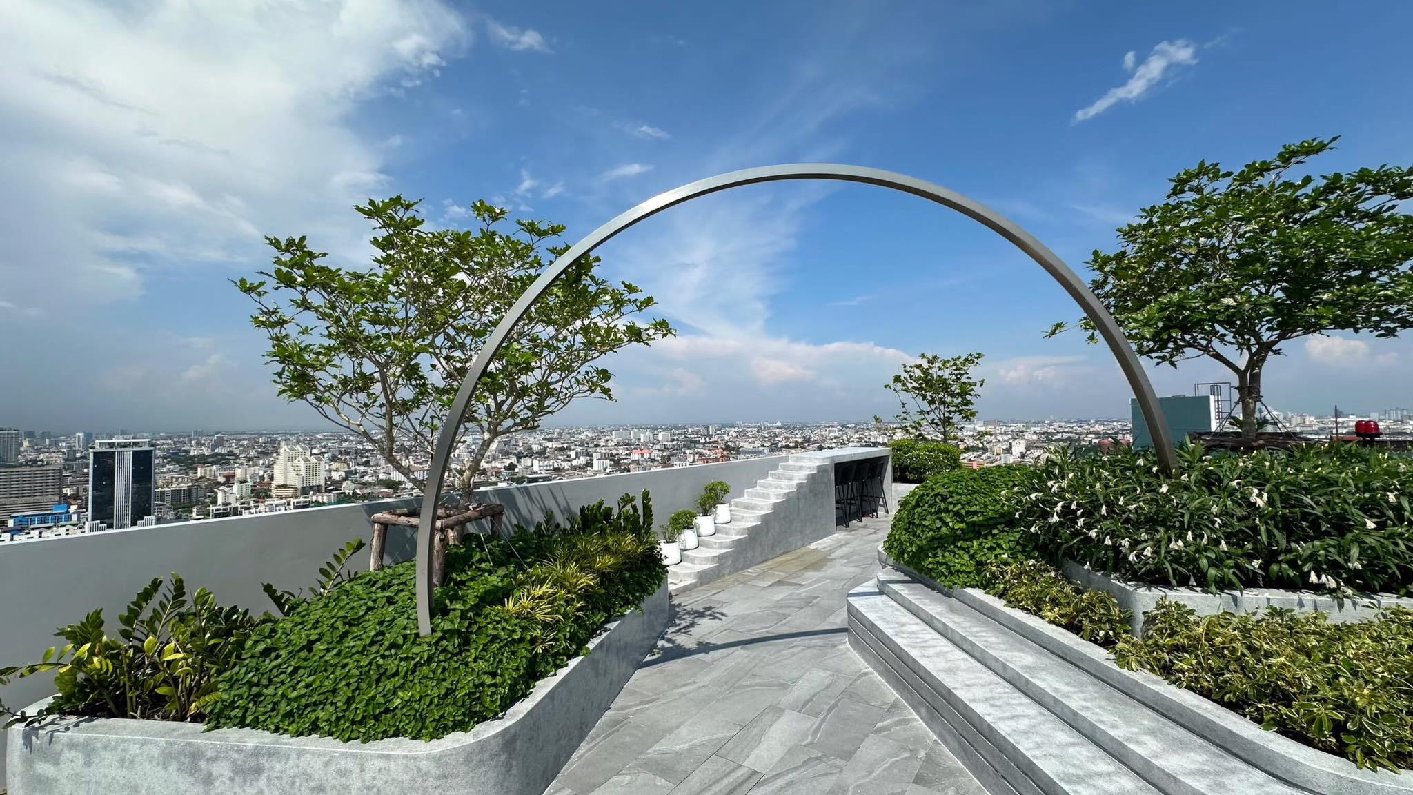 🔥 ห้ามพลาด! ให้เช่า SOHO Bangkok Ratchada คอนโดหรูสไตล์มูจิ ห้อง Duo 2 ชั้น วิวสวย ใกล้ MRT ห้วยขวาง เพียง 200 ม.! 🔥