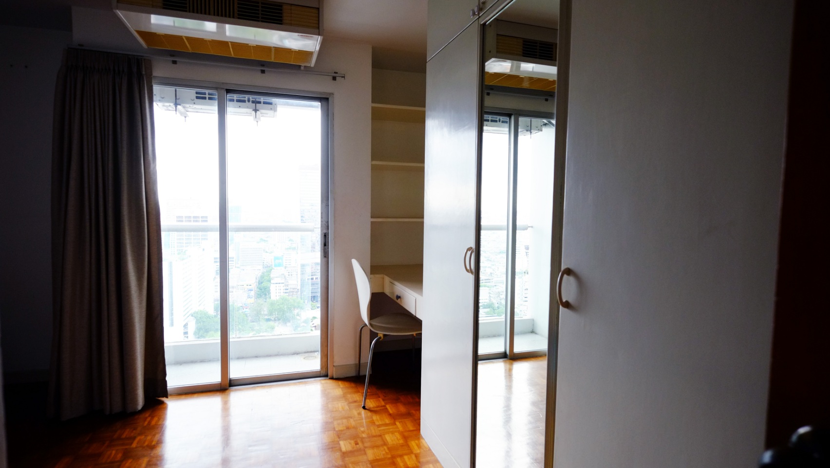 ให้เช่าคอนโด silom suite (สีลม สวิท คอนโด) พื้นที่ 80 ตรม . 2 ห้องนอน 1 ห้องน้ำ ชั้น 25 หันหน้าตะวันออก ห้องมุม วิว แม่น้ำ ( ห้อง183/25 ) ราคา 25,000 บาทต่อเดือน